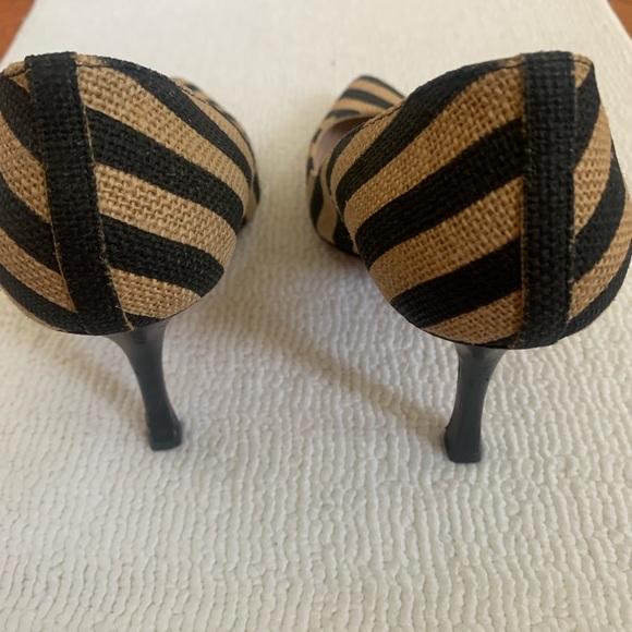 Manolo Blahnik stilletos. Size: 6.5 - Picture 2 of 5